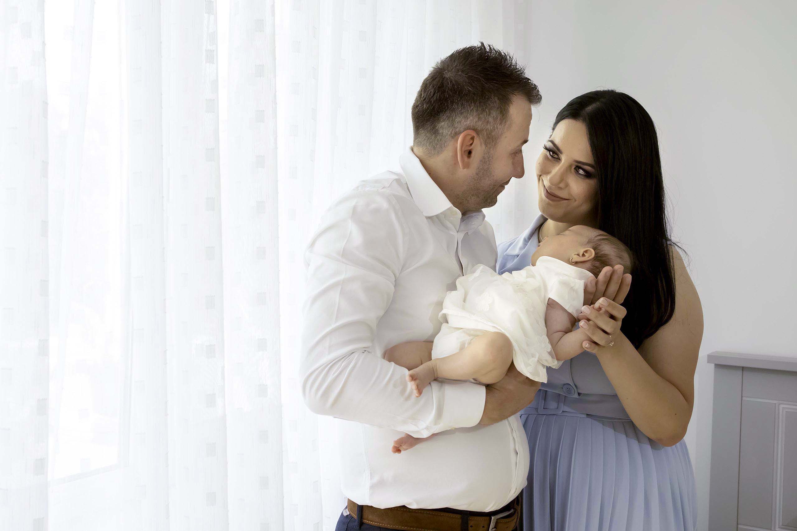 mama, tata si copil la sedinta foto botez, fotograf botez